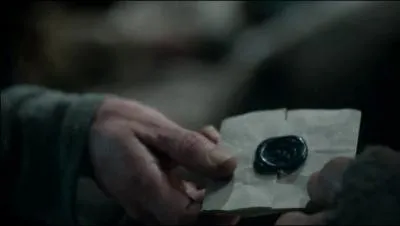 Mestre Luwin porte une missive pour Catelyn de la part de Lisa Arryn qui l'informe que son poux a t assassin. Qui en est responsable d'aprs elle ?