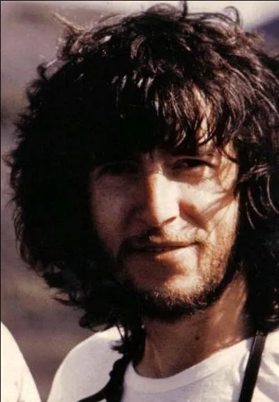 Un breton qui chante  IL , c'est Jean ... .