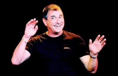 C'est pour manger, non c'est pour un tennis, C... . . D , c'est Jean ... .