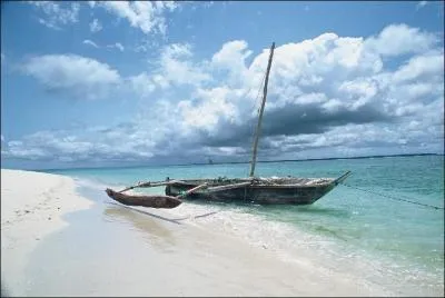 Zanzibar est un archipel form de trois les principales et situ prs des ctes d'un pays d'Afrique de l'Est dont il dpend. Lequel ?