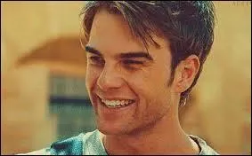 Avec quoi aime-t-il taper les gens ?