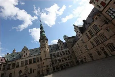 Vous pourrez admirer le chteau de Kronborg dans un pays o la couronne est depuis longtemps la monnaie, et dont le drapeau national est rouge, travers d'une croix blanche dcale !