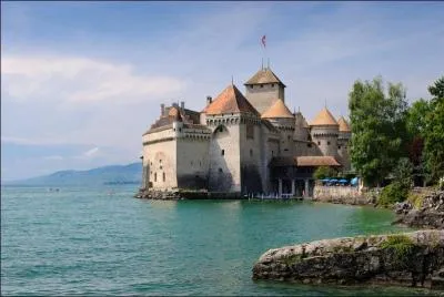 Le chteau de Chillon devrait permettre  nombre d'entre vous de dcouvrir le pays o il est situ, sachant que le-dit pays a toujours su conserver sa neutralit et un arbaltrier clbre !