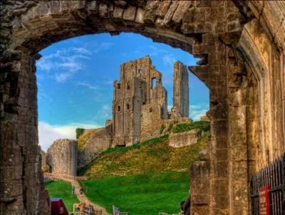 Il s'agit du château de Corfe, dans ce pays, il est de tradition de boire le thé, je ne vous dirai pas à quelle heure !