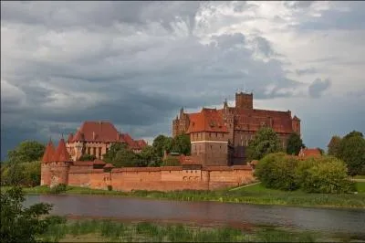 Datant du XIIIme sicle, le chteau de Malbork est un monastre fortifi de l'ordre teutonique, jusque l vous me suivez, oui mais dans quel pays le trouve-t-on ?
