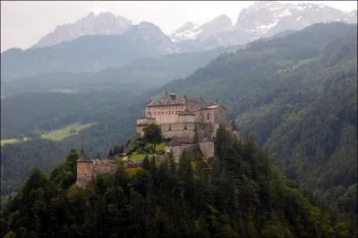 A prsent, il s'agit du chteau d'Hohenwerfen, situ dans un pays dont la valse est une danse reconnue !