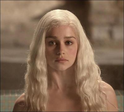 Qui est le père de Daenerys, belle jeune fille timide et svelte aux cheveux d'or et d'argent ?