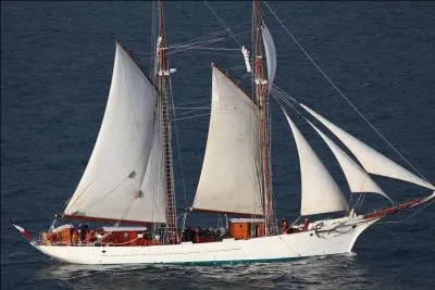Ce bateau de la marine française évoque ce que recherche un marin lors de son arrivée dans un port après trois mois en mer.