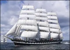 L'immense quatre-mâts Krusenstern arrive de Kaliningrad, ville située en...