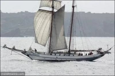 Cette goélette porte un nom qui rappelle celui de l'auteur du roman : ''Le Seigneur des Anneaux'' .