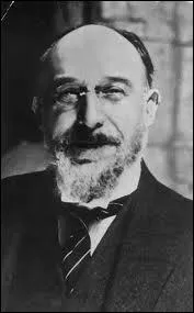 Satie Erik : je suis n� � Honfleur le 17 mai 1866, compositeur et pianiste, j'eus une certaine influence sur Georges Auric et dans une moindre mesure Ravel. Je suis qualifi� d'ironique et ayant beaucoup d'humour, mes oeuvres principales son entre-autres  Deux r�veries nocturnes  ne pouvant vivre de mes talents, je disparus dans une certaine pauvret� � Paris le 1er juillet ...