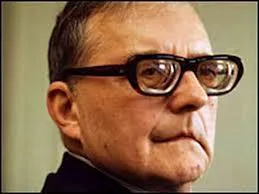 Chostakovitch Dimitri : je suis n� � Saint-P�tersbourg(Empire russe) le 25 septembre 1906, compositeur de la p�riode  sovi�tique , je suis l'auteur de 15 symphonies, de concertos, d'une musique de chambre et de plusieurs op�ras, on me doit entre-autres des oeuvres comme  Le nez  ou  L'�ge d' or , je d�c�de � Moscou le 9 ao�t ...