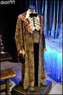 A qui appartient donc ce costume ?