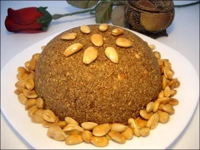 500 g de farine, 250 g d'amandes mondes, 250 g de graines de ssame, 100 g de beurre, 125 g de miel, 1 c.  soupe d'anis grill et pil, 1 c.  soupe de cannelle, 2 grains de gomme arabique pils, sucre glace pour la dcoration.