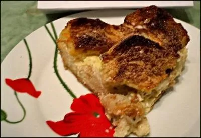 300 g de pain complet rassis, ou de pain brioch aux raisins, 100 g de farine bise, 5 cuilleres  soupe de miel d'oranger ou d'acacia, 2 ufs (jaunes + blancs battus en neige) 2 cuilleres  caf de cannelle en poudre.