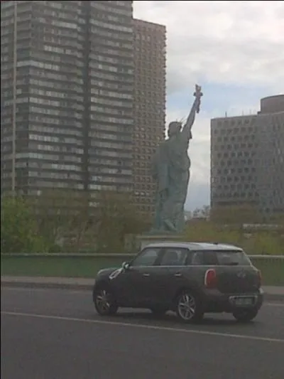 Combien existe-t-il de statue de la Libert  Paris ?