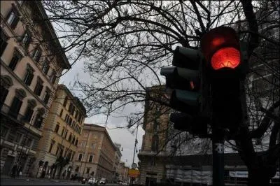 Quelle est la ville o le premier feu rouge fut install ?