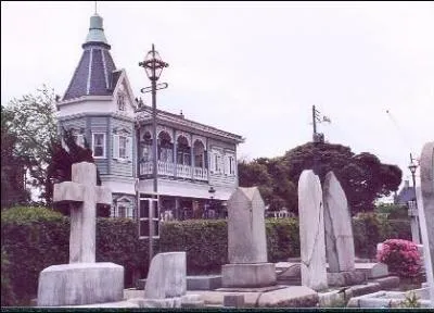 De nombreux Am�ricains et Europ�ens se sont install�s � Yokohama gr�ce � l'ouverture de son port en 1859. Que voit-on sur cette photo ?