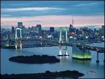 Le pont suspendu au-dessus de la baie de Tokyo est arc-en-ciel. Quel est son nom ?