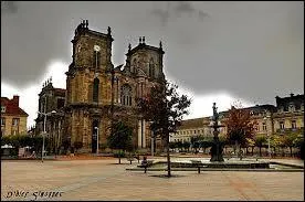 Nous nous rendons  Vitry-le-Franois ( Marne ). Cette ville est chef-lieu ...