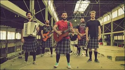 Dans le clip de cette chanson, que se passe-t-il ?