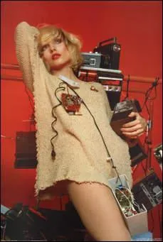 La sulfureuse Deborah Harry incarne le titre  Heart of Glass  en compagnie de son groupe qui sont les :