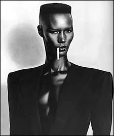 Grace Jones, mannequin et chanteuse jamacaine  la renomme internationale, reprends en 1978 une chanson d'Edith Piaf, laquelle ?