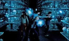 Lors de la bataille au ministre de la magie, Neville lance un sort contre un mangemort. Lequel ?