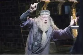 Puis Voldemort et Dumbledore se battent, mais de quelle couleur est le premier rayon de Dumbledore ?