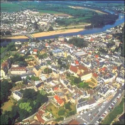 La petite ville de Decize en Bourgogne est situe aux bords de quel fleuve ou rivire ?