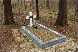 Comment appelle-t-on la petite case qui accueille l'urne ?