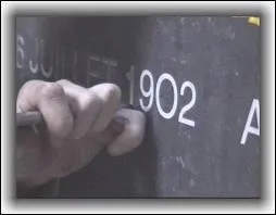 Sur la pierre tombale, le nom du dfunt doit tre obligatoirement grav