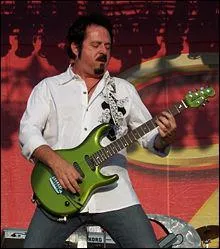 Il a été de 1977 à 2013 membre du groupe rock 'Toto'. Il est considéré comme l'un des plus grands guitaristes contemporains :