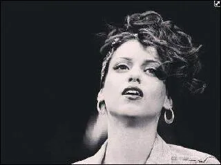  On avance  reprend l'image de la flamme olympique, quelle est la 3me personne  rcuprer cette flamme d'espoir ?