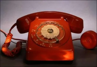 J'march' tout seul le long d'la ligne de ch'min de fer / Dans ma tte y a pas d'affair' !