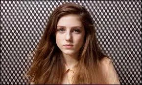 Qui est cette jeune chanteuse, une de ces chansons s'appelle  Skinny Love   ?