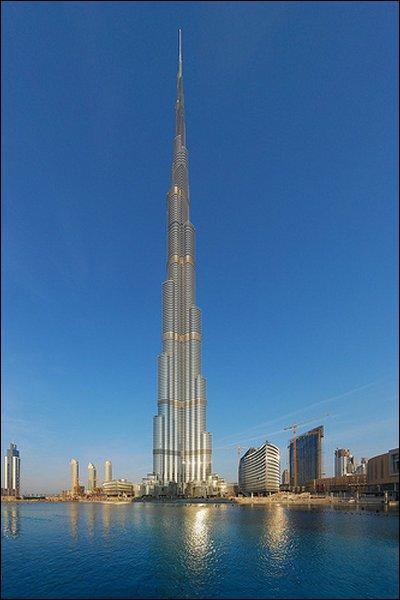 Quelle est la taille de la plus grande Tour du monde, situe  Duba, nomme Burj Khalifa ?