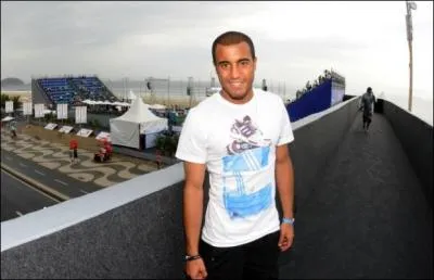 Compltez le nom de ce joueur achet par Paris pour 44, 3 millions d'euros : Lucas _______