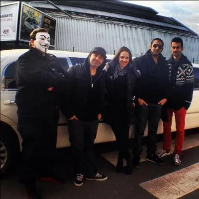 Avec qui travaille-t-il ?