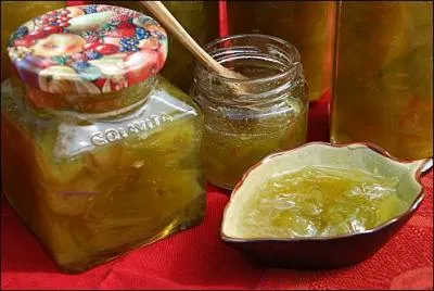 Commencer par l'plucher et la dbiter en petits morceaux. La mettre dans un rcipient avec le sucre et bien remuer. Porter  forte bullition en remuant constamment. Laissez macrer, 2 heures, hors du feu. Faites cuire encore jusqu'au moment o la confiture perle au bout de la cuillre ! Quelle est cette douceur prsente en photo ?