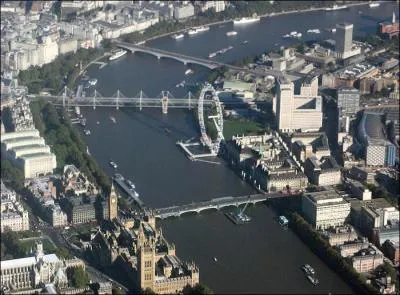 What is the name of the river that flows in London ?