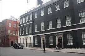 Where does the English Prime Minister live ?