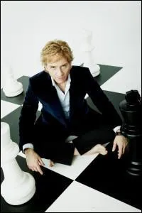 La stratgie qu'utilise le personnage principal aux checs va lui permettre de :