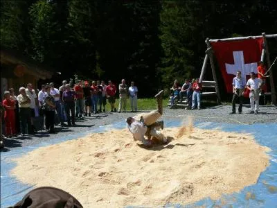 Quelle est la particularit de  la lutte suisse  par rapport  la lutte classique ?