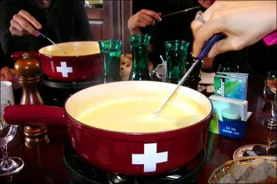 La fondue suisse est diffrente de la fondue savoyarde, elle n'est compose que de deux fromages. Lesquels ?