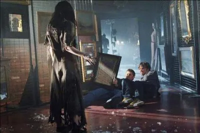 On dit qu'elle apparatrait dans les miroirs ds qu'on prononcerait son nom 3 ou 13 fois et arracherait les yeux de ses victimes. C'est :