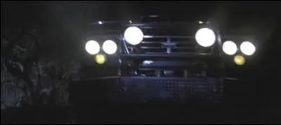 Selon une lgende urbaine, qu'est-ce-que qui est cens hanter les routes, en particulier la route 66,  la nuit tombe ?