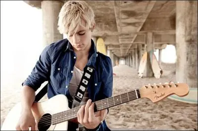 Qu'est ce qu'aime particulirement Ross Lynch comme genre d'instruments dans les suivants ?