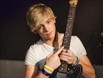 Quels sont les deux instruments que Ross a appris en mme temps ?