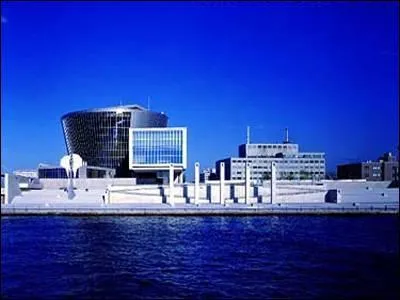 Quel est cet difice d'Osaka qui abrite un centre commercial, des restaurants, un aquarium, une grande roue et un cinma o l'on peut voir des films en 3D ?